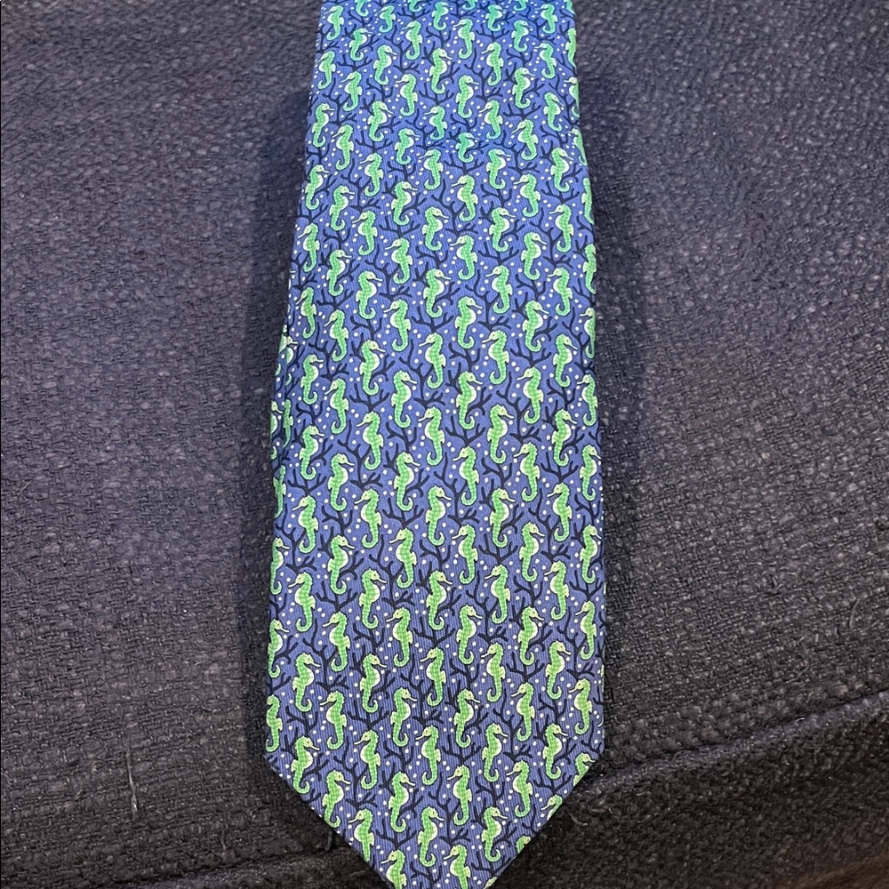 Vineyard Vines 100% silk tie